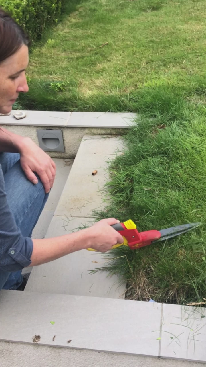 WOLF-Garten Comfort Grass Shear video clip in action