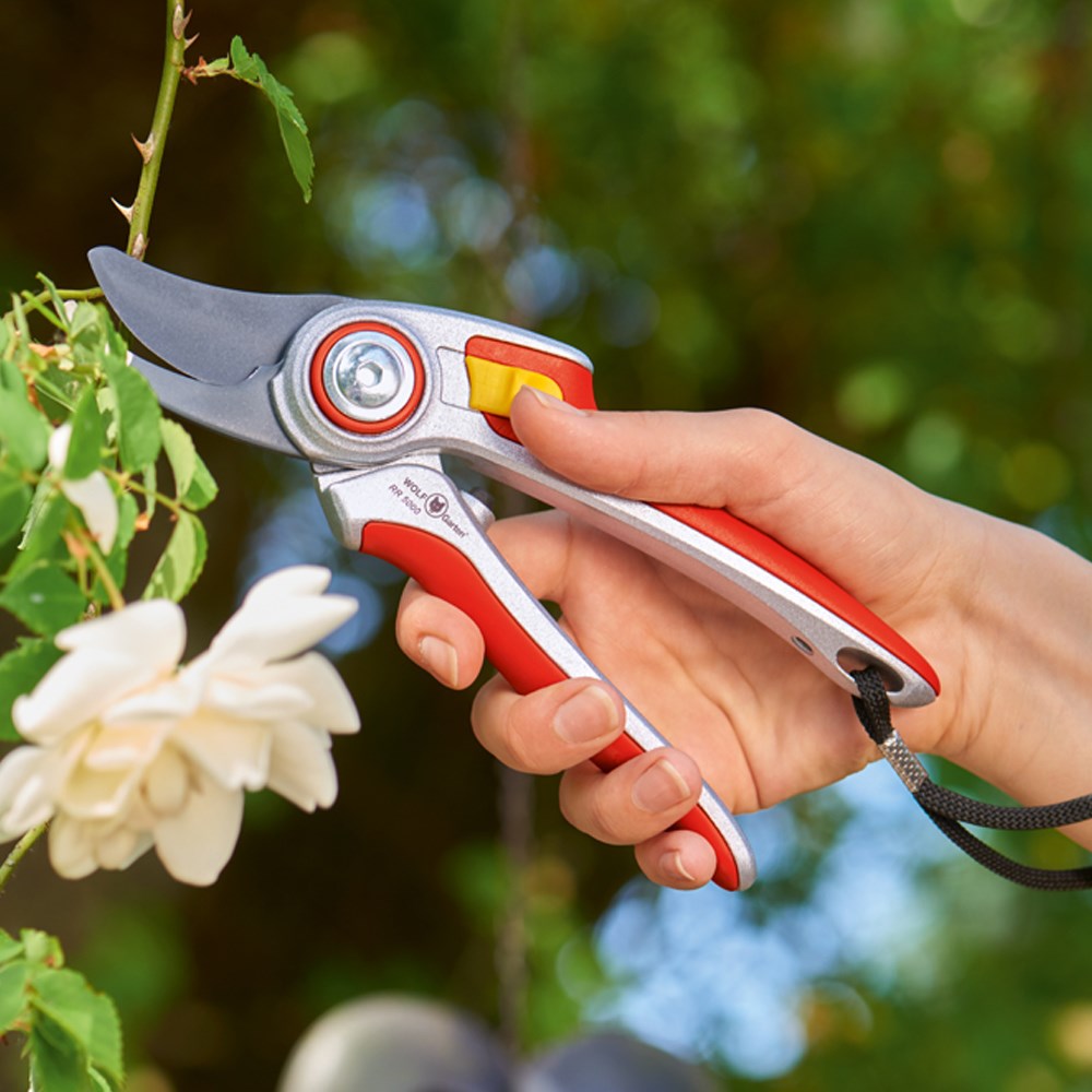 Close-up of RR5000 WOLF-Garten Professional Bypass Aluminium Secateurs with ergonomic aluminium handles and non-stick bypass blades, designed for precision pruning.