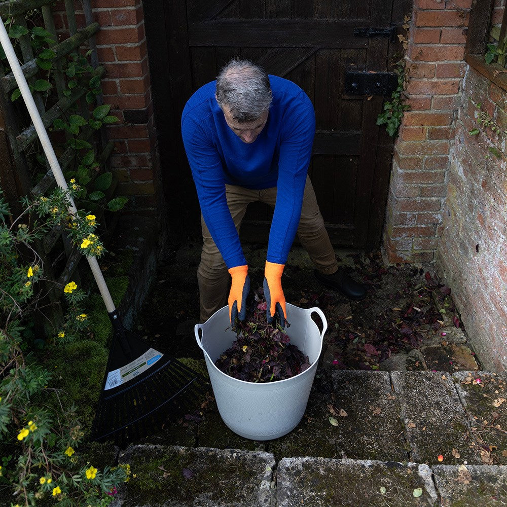 Flex tub collecting leaves.